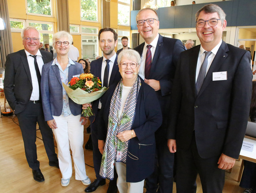 Das Kollegium gratulierte Oberkirchenrat Sebastian Groß zu seiner Wiederwahl.