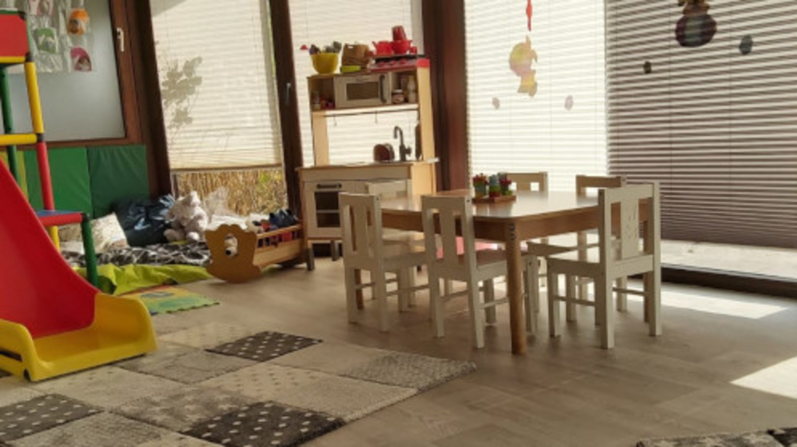 leerer Raum einer Kindertagesstätte