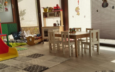 leerer Raum einer Kindertagesstätte