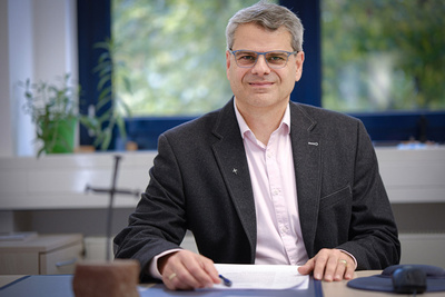 Oliver Schuegraf in seinem Büro in Hannover. Die Synode der Evangelisch-Lutherischen Landeskirche Schaumburg-Lippe hat ihn einstimmig zum neuen Bischof gewählt. Foto: epd-bild/Jens Schulze