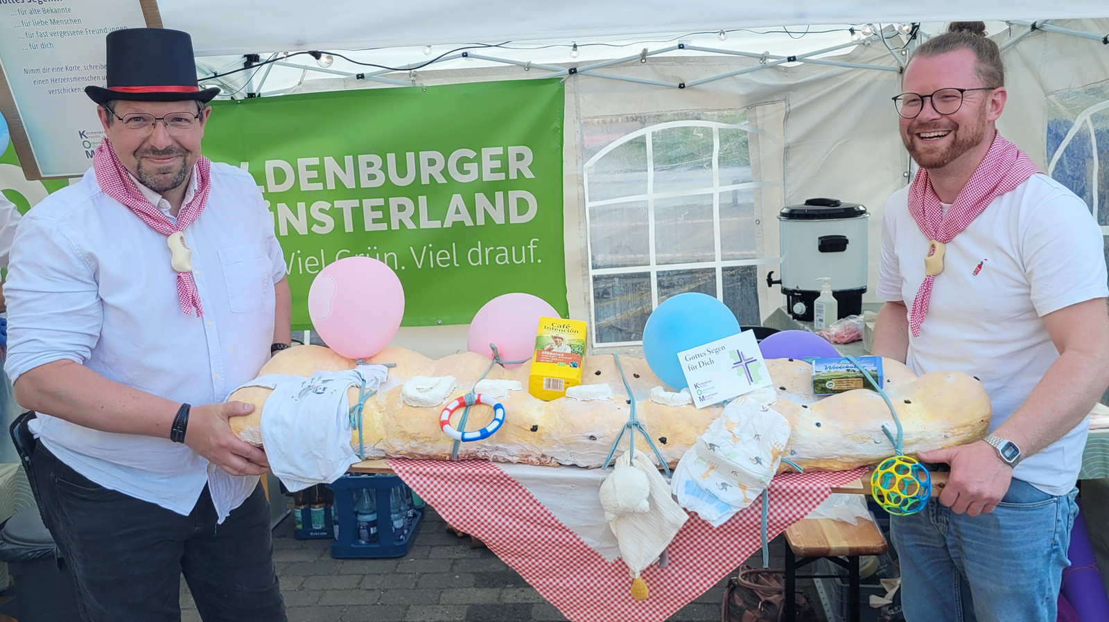 Diakon Markus Kohring (rechts) und Karsten Boll aus Lastrup verteilten mit ihrem Team aus dem Oldenburger Münsterland auf dem Markt der Möglichkeiten traditionellen Kilmerstuten. Das Besondere daran ist, dass er mit Schinken, Käse, Butter und Kaffee behangen ist, was dann nach der Ankunft im Hause der Geburt gemeinsam verzehrt wird.