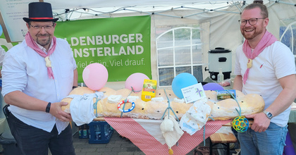 Diakon Markus Kohring (rechts) und Karsten Boll aus Lastrup verteilten mit ihrem Team aus dem Oldenburger Münsterland auf dem Markt der Möglichkeiten traditionellen Kilmerstuten. Das Besondere daran ist, dass er mit Schinken, Käse, Butter und Kaffee behangen ist, was dann nach der Ankunft im Hause der Geburt gemeinsam verzehrt wird.