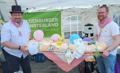 Diakon Markus Kohring (rechts) und Karsten Boll aus Lastrup verteilten mit ihrem Team aus dem Oldenburger Münsterland auf dem Markt der Möglichkeiten traditionellen Kilmerstuten. Das Besondere daran ist, dass er mit Schinken, Käse, Butter und Kaffee behangen ist, was dann nach der Ankunft im Hause der Geburt gemeinsam verzehrt wird.