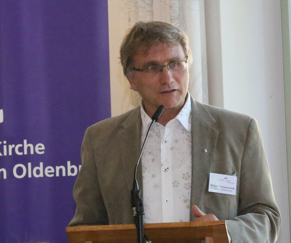 Der Synodale Rüdiger Schaarschmidt stellte den Bericht des Ausschusses für Jugend und Bildung, kirchl. Werke, Einrichtungen und Öffentlichkeitsarbeit vor.