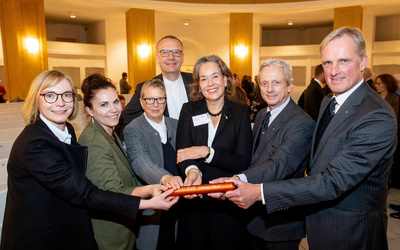 Sie haben das Frauen- und Kinderschutzhaus Hanna seiner Bestimmung übergeben (von links nach rechts): Oldenburgs Bürgermeisterin Nicole Piechotta, Janna Nachtigal (Leitung Haus Hanna), Pfarrerin Petra Adomeit, Bischof Thomas Adomeit, Kuratorin Anja Maud Siegert, Dr. Oskar Prinz von Preußen (Herrenmeister des Johanniterordens) und Dr. Wolfram Freiherr von Fritsch (Regierender Kommandator der Hannoverschen Genossenschaft des Johanniterordens)