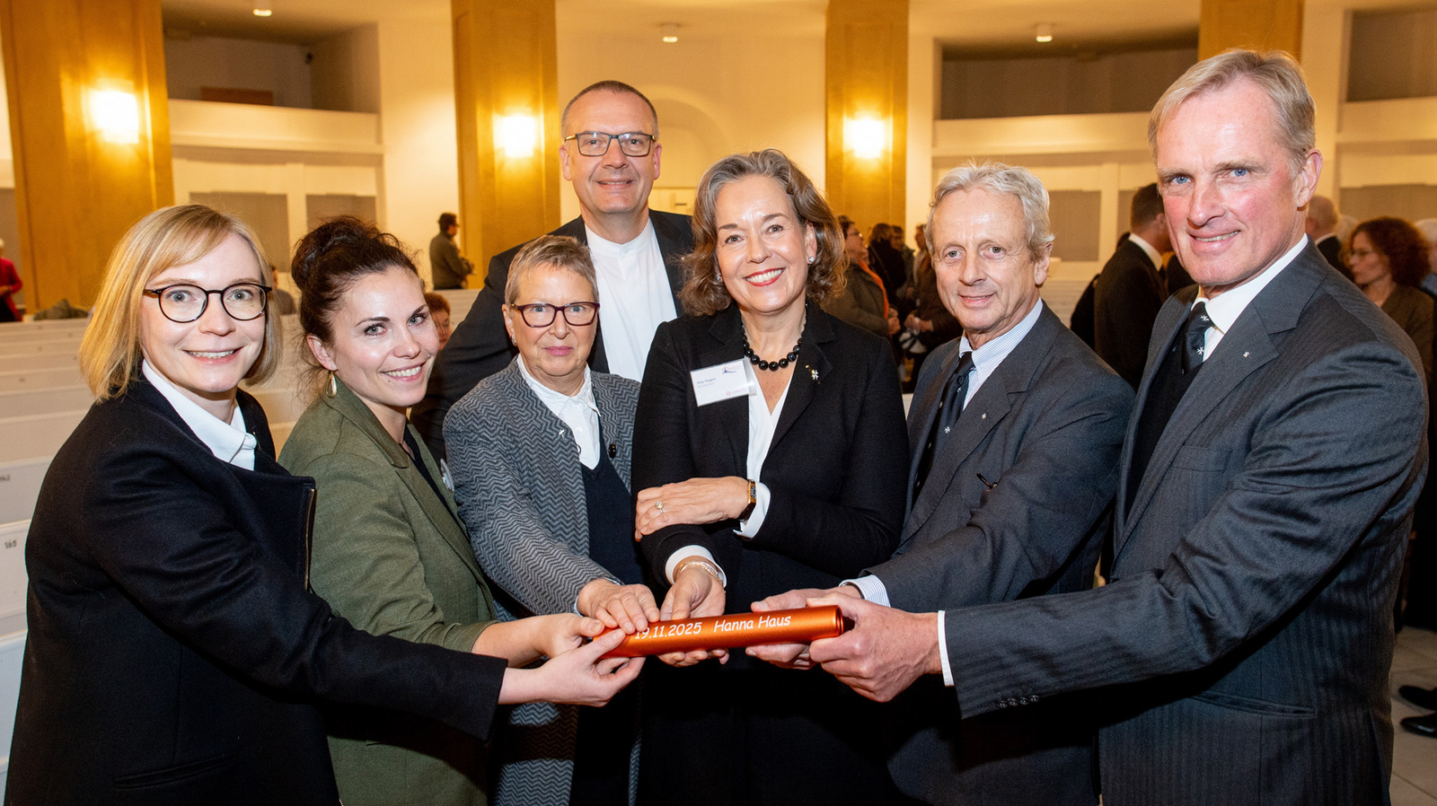 Sie haben das Frauen- und Kinderschutzhaus Hanna seiner Bestimmung übergeben (von links nach rechts): Oldenburgs Bürgermeisterin Nicole Piechotta, Janna Nachtigal (Leitung Haus Hanna), Pfarrerin Petra Adomeit, Bischof Thomas Adomeit, Kuratorin Anja Maud Siegert, Dr. Oskar Prinz von Preußen (Herrenmeister des Johanniterordens) und Dr. Wolfram Freiherr von Fritsch (Regierender Kommandator der Hannoverschen Genossenschaft des Johanniterordens)