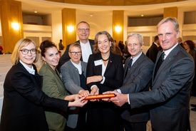 Sie haben das Frauen- und Kinderschutzhaus Hanna seiner Bestimmung übergeben (von links nach rechts): Oldenburgs Bürgermeisterin Nicole Piechotta, Janna Nachtigal (Leitung Haus Hanna), Pfarrerin Petra Adomeit, Bischof Thomas Adomeit, Kuratorin Anja Maud Siegert, Dr. Oskar Prinz von Preußen (Herrenmeister des Johanniterordens) und Dr. Wolfram Freiherr von Fritsch (Regierender Kommandator der Hannoverschen Genossenschaft des Johanniterordens)