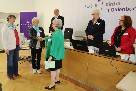 Synodenpräsidentin Sabine Blütchen verpflichtete als neue Synodale: Pfarrerin Nicole Ochs-Schultz (Kirchenkreis Oldenburger Münsterland) und Frauke Uhlhorn (Kirchenkreis Wesermarsch).