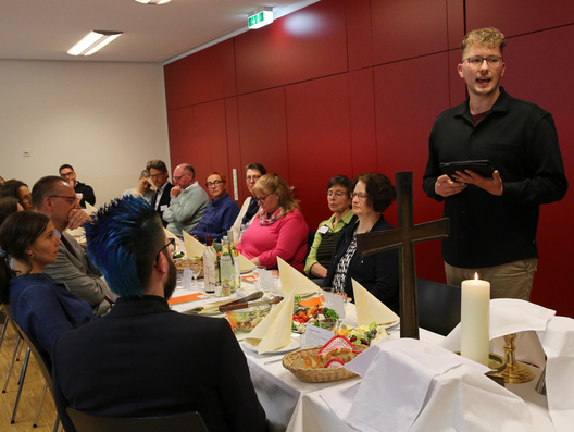 Tischabendmahl zum Abschluss des zweiten Verhandlungstages