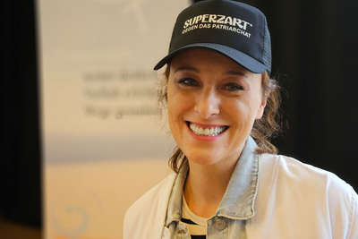 Moderatorin und Sängerin Annie Heger.