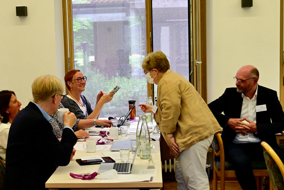 Synodenpräsidentin Sabine Blütchen im Gespräch