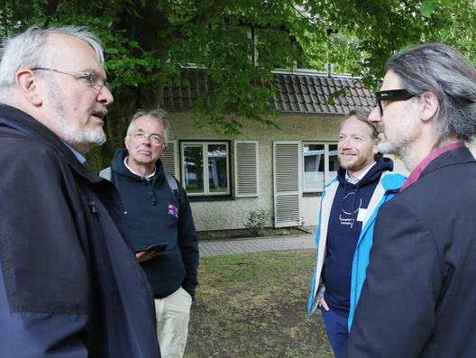Das Foto zeigt einzelne Gesprächsgruppen zum Jahresthema