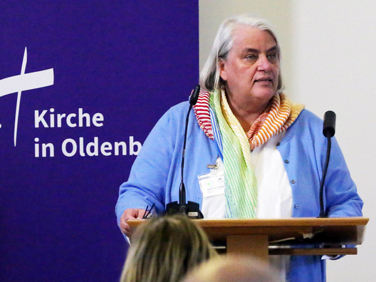 Doris Vogel-Grunwald steht am Rednerpult.