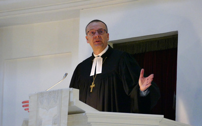In seiner Predigt am Ostersonntag, 31. März, ermutigte Bischof Thomas Adomeit die Menschen, „für das Leben aufzustehen“.