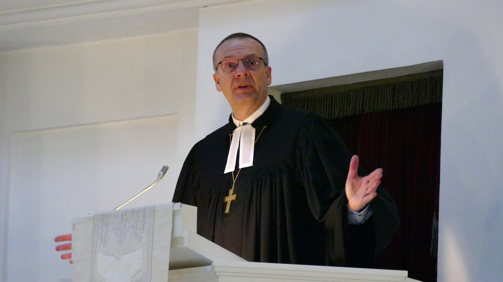 In seiner Predigt am Ostersonntag, 31. März, ermutigte Bischof Thomas Adomeit die Menschen, „für das Leben aufzustehen“.