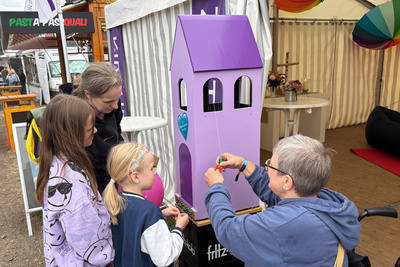 Der Glockenturm mit den Segenssprüchen begeistert Groß und Klein.