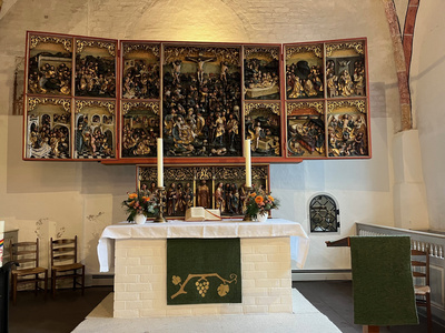 Die St.-Johannes-Kirche in Bad Zwischenahn beherbergt einen kunstvollen Flügelaltar aus dem 16. Jahrhundert.