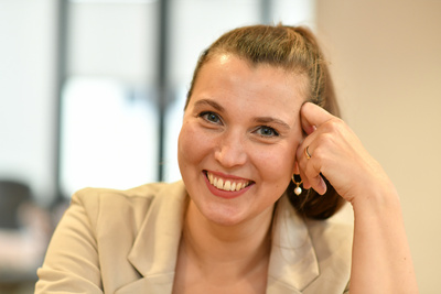 Zu sehen ist die Social Media-Spezialistin Luise Pahl.