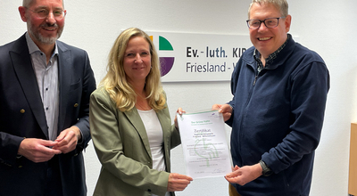 Freude über die erfolgreiche Re-Zertifizierung (von links nach rechts): Burkhard Streich, Nathalie Oltmanns-Winsel und Dr. Gunnar Waesch. 