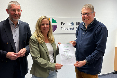 Freude über die erfolgreiche Re-Zertifizierung (von links nach rechts): Burkhard Streich, Nathalie Oltmanns-Winsel und Dr. Gunnar Waesch. 