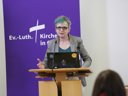 Das Bild zeigt Beate Besser die Landeskirchenmusikdirektorin bei ihrem Bericht.