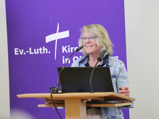Das Foto zeigt die Synodale Ute Kohring. Sie berichtete aus dem Ausschuss für Jugend, Bildung und Öffentlichkeitsarbeit.