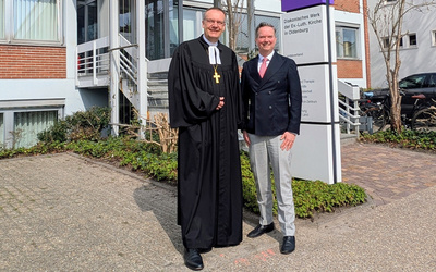 Bischof Thomas Adomeit (links) hat Pfarrer Dr. Friedrich Ley (rechts) offiziell als theologischen Vorstand der Diakonie im Oldenburger Land entpflichtet.