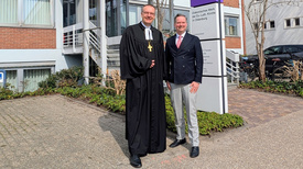 Bischof Thomas Adomeit (links) hat Pfarrer Dr. Friedrich Ley (rechts) offiziell als theologischen Vorstand der Diakonie im Oldenburger Land entpflichtet.