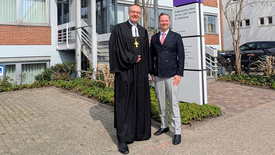 Bischof Thomas Adomeit (links) hat Pfarrer Dr. Friedrich Ley (rechts) offiziell als theologischen Vorstand der Diakonie im Oldenburger Land entpflichtet.