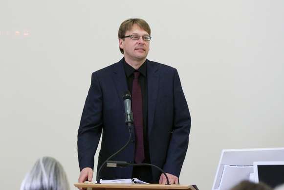 Synodale Michael Braun stellt in Vertretung für den Synodalen Jost Richter den Bericht des Kirchensteuerbeirats vor.