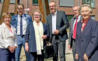 Einweihung von Erweiterungsbau und neuem Glockenturm des Elisabethstifts am Philosophenweg in Oldenburg. (Von links nach rechts): Christine Wolff (Bürgermeisterin Oldenburg), Mario Behrends (Kaufmännischer Vorstand der Diakonie im Oldenburger Land), Petra Schumann (Hausleitung/Oberin), Bischof Thomas Adomeit, Klaus Schur und Rita Szaszi (beide Verein Oldenburgisches Diakonissenhaus Elisabethstift).
