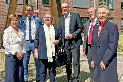 Einweihung von Erweiterungsbau und neuem Glockenturm des Elisabethstifts am Philosophenweg in Oldenburg. (Von links nach rechts): Christine Wolff (Bürgermeisterin Oldenburg), Mario Behrends (Kaufmännischer Vorstand der Diakonie im Oldenburger Land), Petra Schumann (Hausleitung/Oberin), Bischof Thomas Adomeit, Klaus Schur und Rita Szaszi (beide Verein Oldenburgisches Diakonissenhaus Elisabethstift).