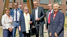 Einweihung von Erweiterungsbau und neuem Glockenturm des Elisabethstifts am Philosophenweg in Oldenburg. (Von links nach rechts): Christine Wolff (Bürgermeisterin Oldenburg), Mario Behrends (Kaufmännischer Vorstand der Diakonie im Oldenburger Land), Petra Schumann (Hausleitung/Oberin), Bischof Thomas Adomeit, Klaus Schur und Rita Szaszi (beide Verein Oldenburgisches Diakonissenhaus Elisabethstift).