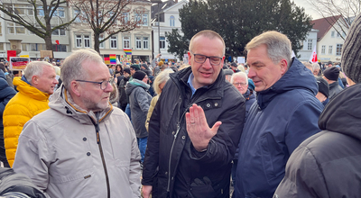 An der Kundgebung nahmen auch teil Bischof Thomas Adomeit (Mitte), der Oldenburger Oberbürgermeister Jürgen Krogmann (re.) und Polizeipräsident Johann Kühme (li.). 