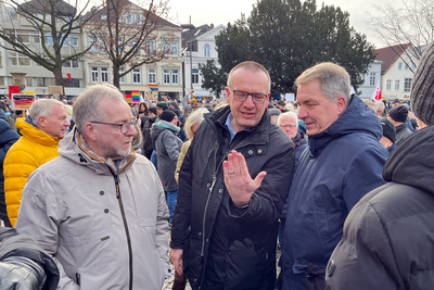 An der Kundgebung nahmen auch teil Bischof Thomas Adomeit (Mitte), der Oldenburger Oberbürgermeister Jürgen Krogmann (re.) und Polizeipräsident Johann Kühme (li.). 