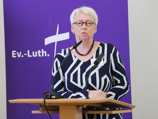 Das Foto zeigt Birgit Osterloh beim Bericht aus dem Finanz- und Personalausschuss.