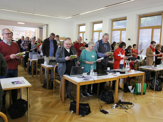 Auf diesem Bild sieht man die Synode bei der Eröffnung des dritten Synodentag mit einer Andacht.