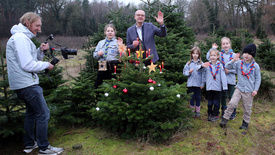 Gott kommt zu Weihnachten in diese Welt und seine Kraft werde in den Schwachen mächtig, so der Oldenburger Bischof Thomas Adomeit in seiner diesjährigen Weihnachtsbotschaft. Hier bei der Aufzeichnung des Video-Grußes zu Weihnachten mit Pfadfindern aus dem Oldenburger Land und dem Friedenslicht aus Bethlehem.