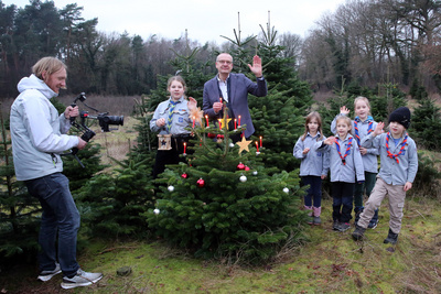 Gott kommt zu Weihnachten in diese Welt und seine Kraft werde in den Schwachen mächtig, so der Oldenburger Bischof Thomas Adomeit in seiner diesjährigen Weihnachtsbotschaft. Hier bei der Aufzeichnung des Video-Grußes zu Weihnachten mit Pfadfindern aus dem Oldenburger Land und dem Friedenslicht aus Bethlehem.