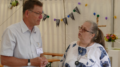 Pfarrer i. R. Dietrich Jaedicke, hier im Gespräch mit der Ehrenamtlichen Susanne Janßen, zeigte sich mit der Resonanz auf das Kirchenzelt sehr zufrieden.