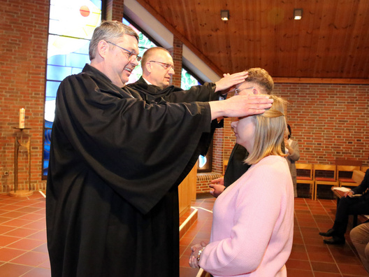 Einsegnung von Vizepräsidentin Marylou Segebade (rechts) und Synodenpräsident Chris Schellstede (2. von rechts)