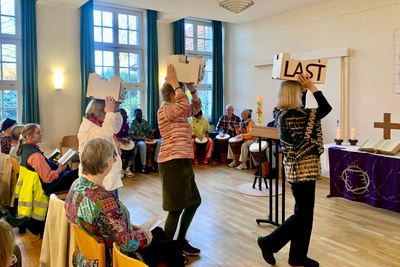 Nigerianische Frauen tragen viele Lasten – körperlich und seelisch – auf dem Kopf. Das wurde in vielen Gottesdiensten in Szene gesetzt.