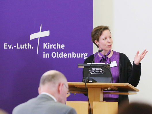 Dr. Jonah Klee steht am Rednerpult.