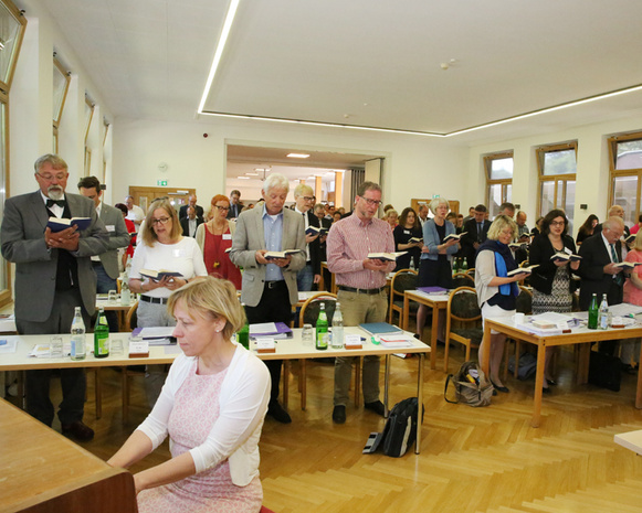 Die Synode singt zur Andacht am Freitagmorgen