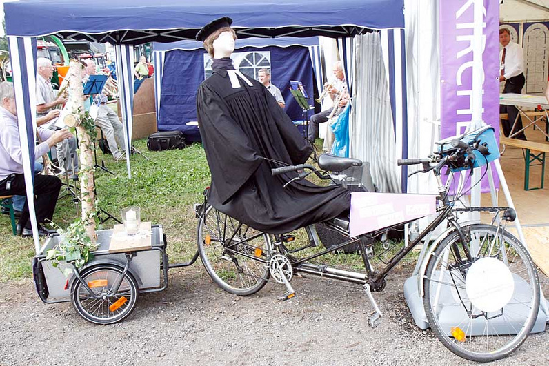 Der "mobile Pastor" am "Kirchenzelt" zog viele neugierige Blicke auf sich. <br>