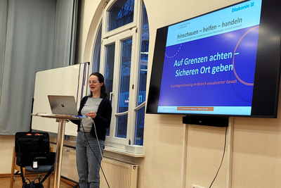 Workshop über das Schutzkonzept der oldenburgischen Kirche gegen sexualisierte Gewalt mit Diakonin Sina Abel.