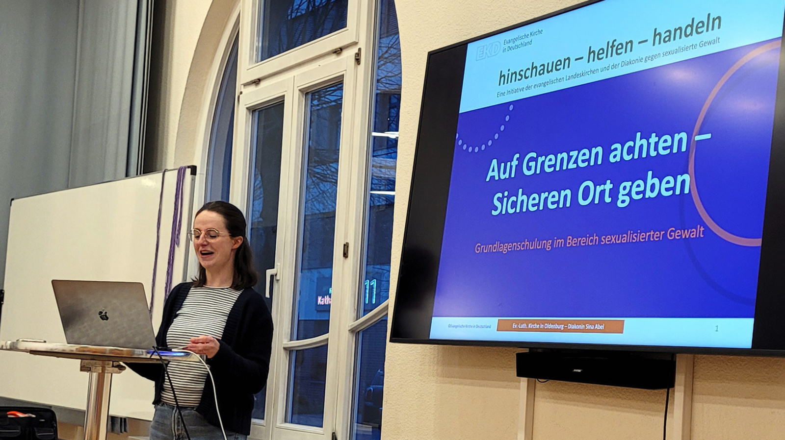Workshop über das Schutzkonzept der oldenburgischen Kirche gegen sexualisierte Gewalt mit Diakonin Sina Abel.