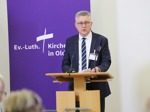 Dieses Foto zeigt Jochen Richter der CURACON GmbH Wirtschaftsprüfungsgesellschaft der zum Projekt zur Neustrukturierung der Verwaltung der Ev.-Luth. Kirche in Oldenburg sprach.