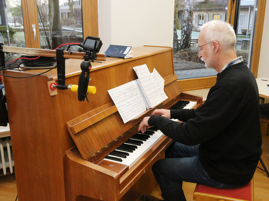 Gebhard von Hirschhausen sitzt am Klavier und spielt.