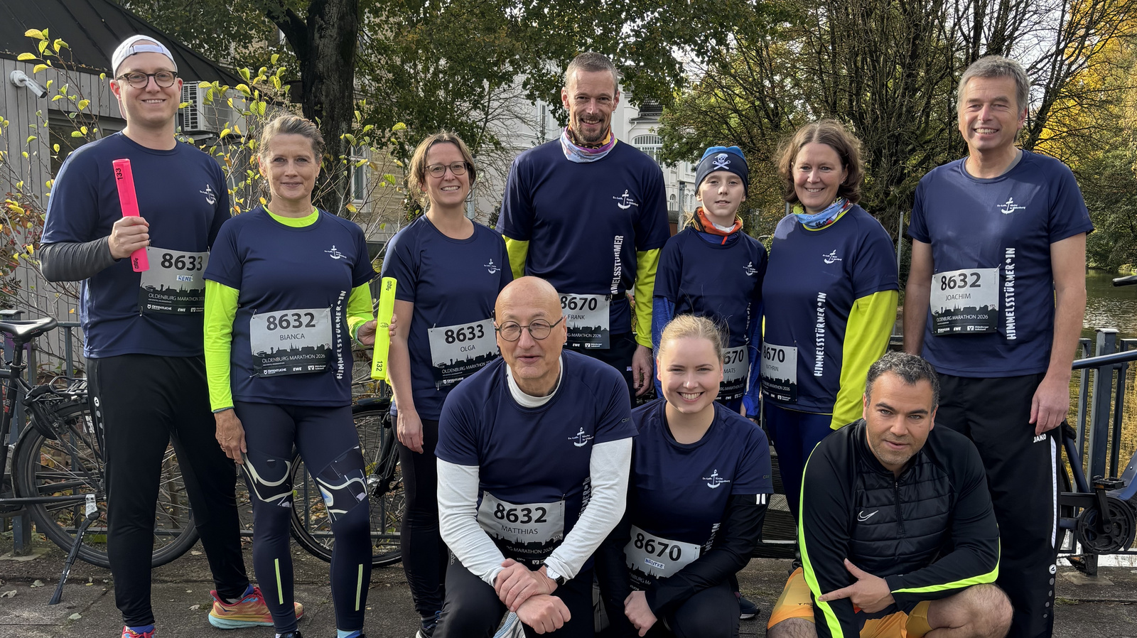 Gruppenfoto, alle tragen blaue "Himmelsstürmer"-Shirts